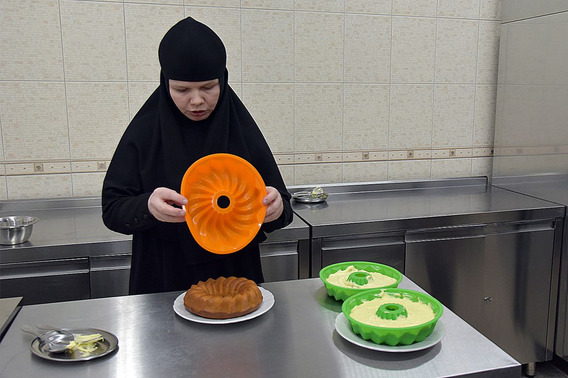 Фоторепортаж: сестры Ново-Тихвинского монастыря раскрыли секреты  приготовления рождественского пирога - «Уральский рабочий»